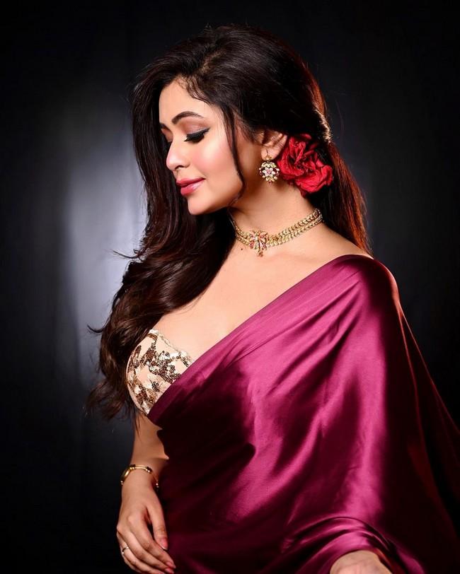 Ritabhari Chakraborty Looks Glamorous In Shiny Pink Saree Telugu Rajyam Photos